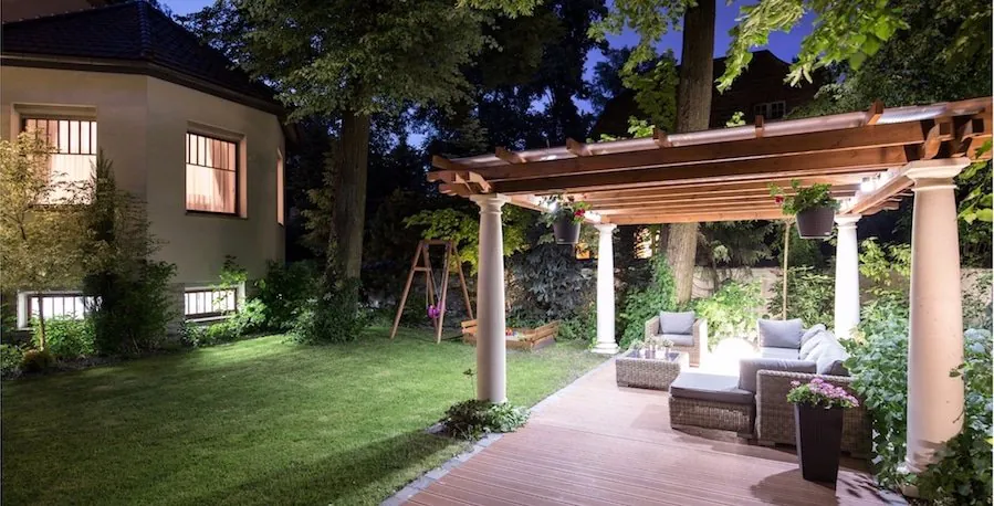 Luce LED con sensore in giardino